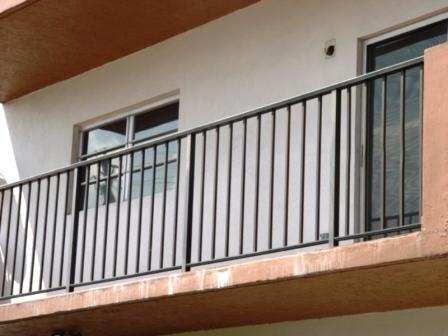 металлические перила на балконе простой формы