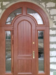 Стальная дверь с арочным дверным блоком и остеклением
