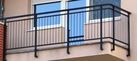 Недорогие металлические ограждения на балконе