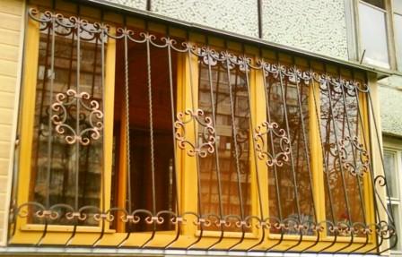 решетка кованая на балконе с симетричным орнаментом